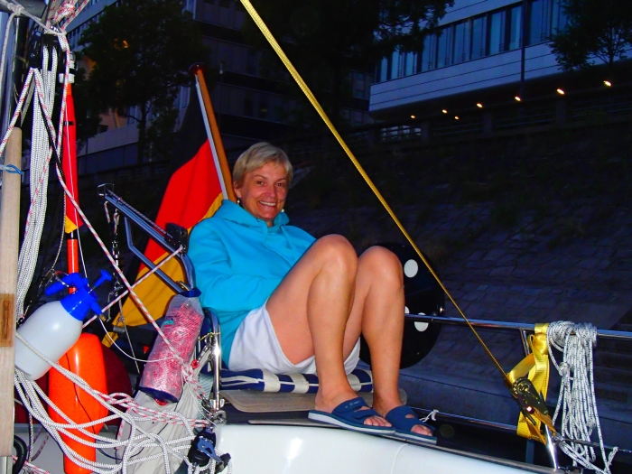Frau im Korb